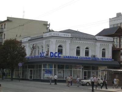 Прикрепленное изображение: 6.2Жилые дома на против Дома Советов.Стало.Офис DCC, бывший магагин \'Трикотаж\' 2003г..jpg